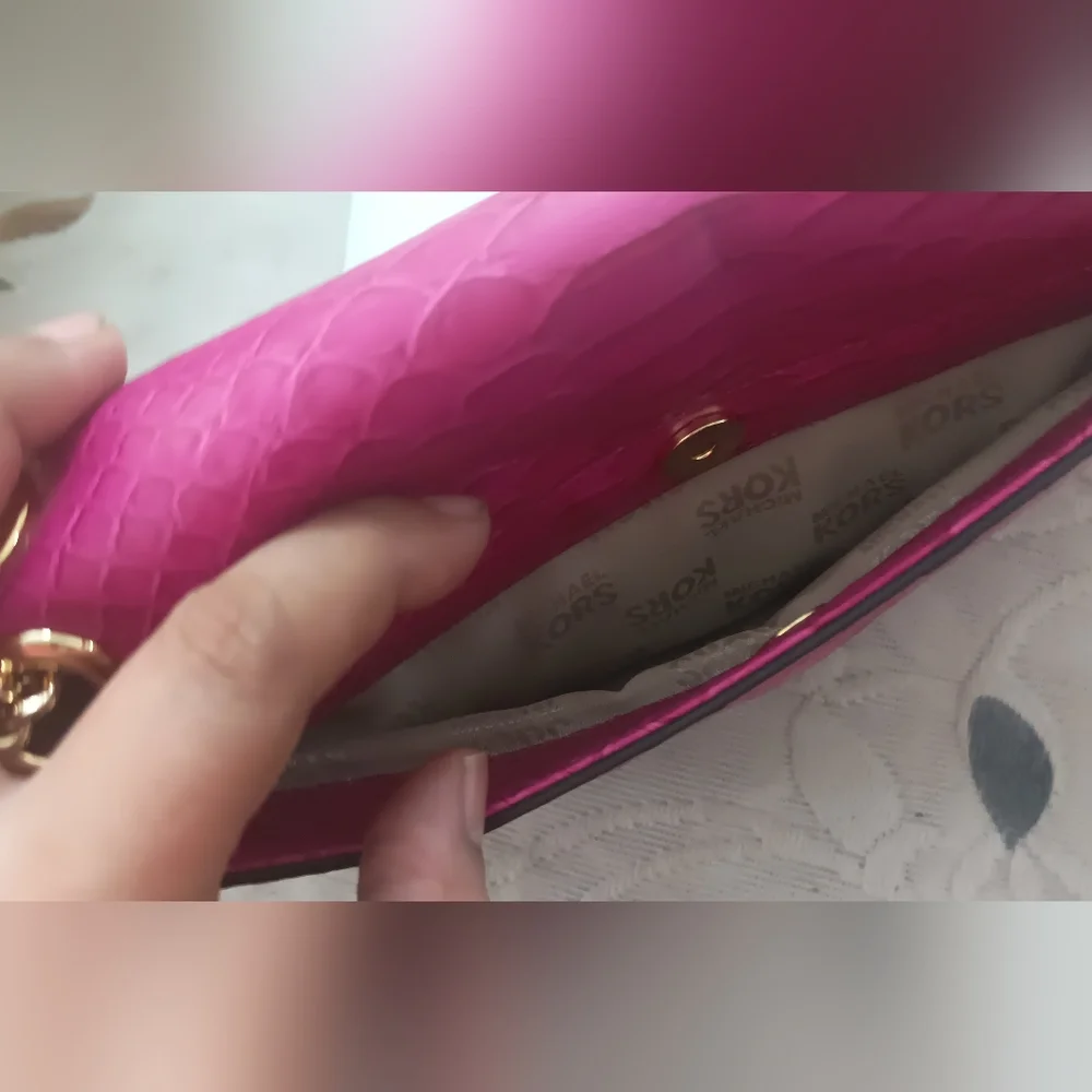 Authentic Michael Kors Tina Medium Shoulder Bag in Fuchsia - Picture 11 of 16